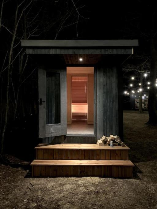 Beautiful Tiny House On The Side. *